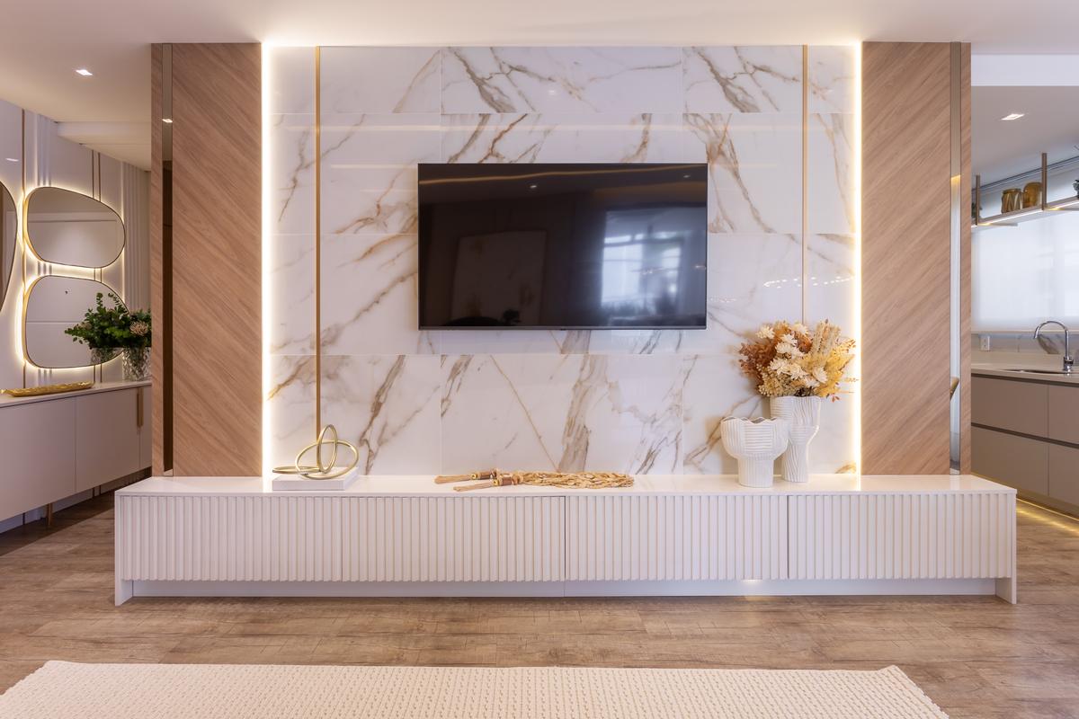 Sala de estar com painel de mármore e marcenaria — projeto executado