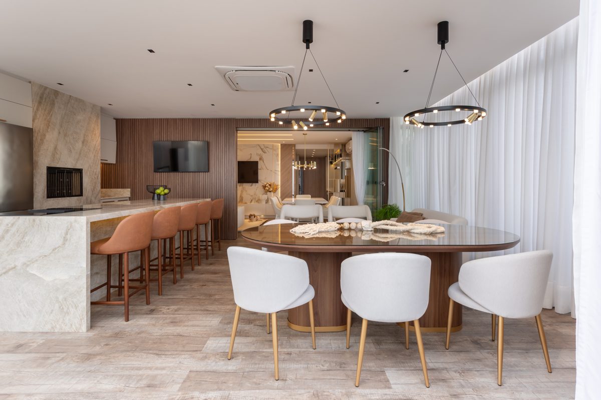Sala de jantar integrada com ilha de mármore — projeto executado