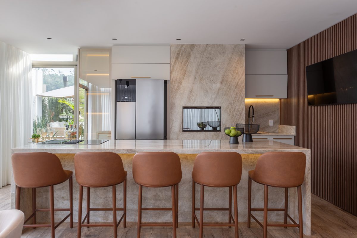Cozinha com bancada de mármore e banquetas — projeto executado